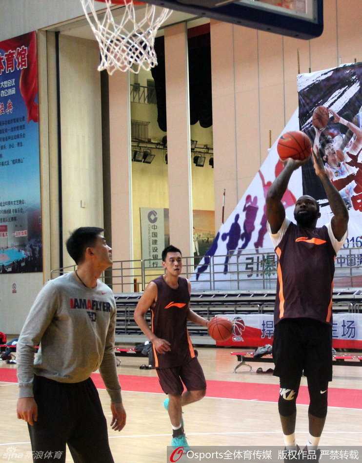 红白两队的分组对抗进入白热化，几名球员在禁区附近为了争夺篮板球位置纠缠在一起，肌肉的碰撞让场边的空气都仿佛凝固，展现了寸土必争的强硬态度。