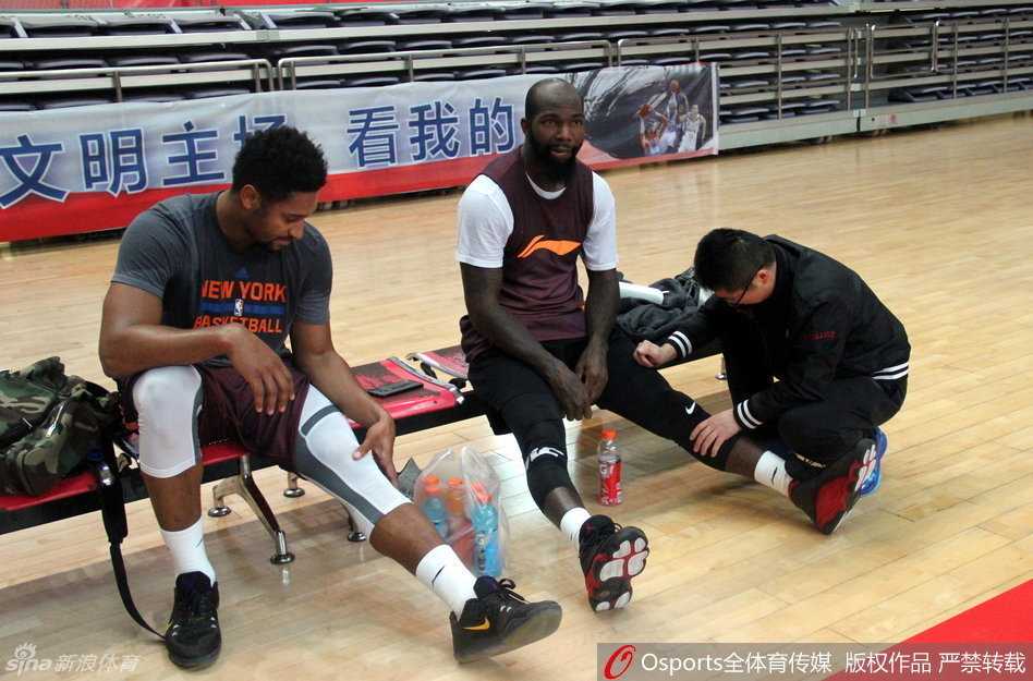 训练结束后，球员们并没有直接离场，而是聚拢在中圈附近，肩并肩围成一圈，在队长的带领下齐声高喊加油口号，团结的气氛预示着他们将以最强凝聚力迎接新赛季。