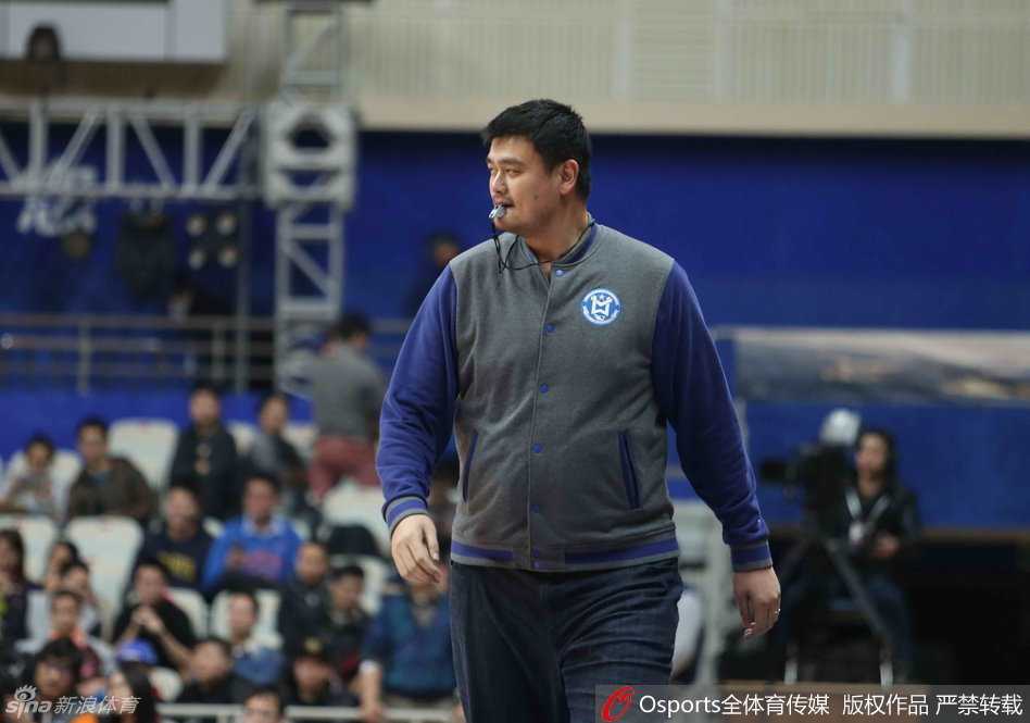 大鲨鱼二十周年老友记 姚明客串裁判获封“姚黑哨” 上海男篮功勋外援萨乌留斯在元老赛中持球突破,尽管已年过四十,他的身手依然矫健,仿佛昨日重现