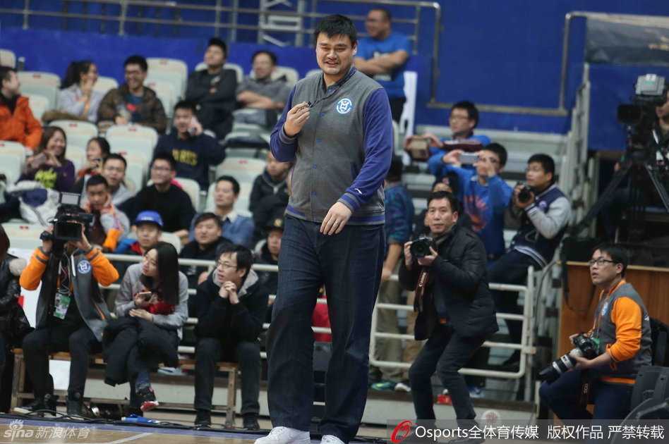 大鲨鱼二十周年老友记 姚明客串裁判获封“姚黑哨” 在全场球迷的欢呼声中,姚明举起哨子用力吹响,这一刻他不是老板不是球员,而是串联起整场欢乐回忆的特别裁判