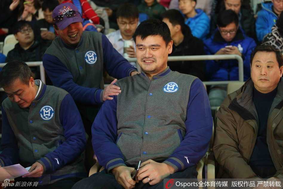 大鲨鱼二十周年老友记 姚明客串裁判获封“姚黑哨” 笑容满面的姚明身着裁判服亮相,昔日队友重聚让他心情格外愉悦,仿佛回到了那段青葱岁月