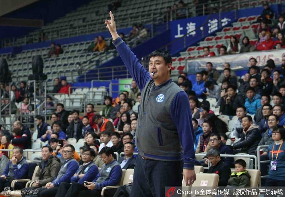 大鲨鱼二十周年老友记 姚明客串裁判获封“姚黑哨” 元老赛间隙,姚明与昔日队友们有说有笑地交流,场上是对手,场下是永远的朋友,气氛温馨融洽