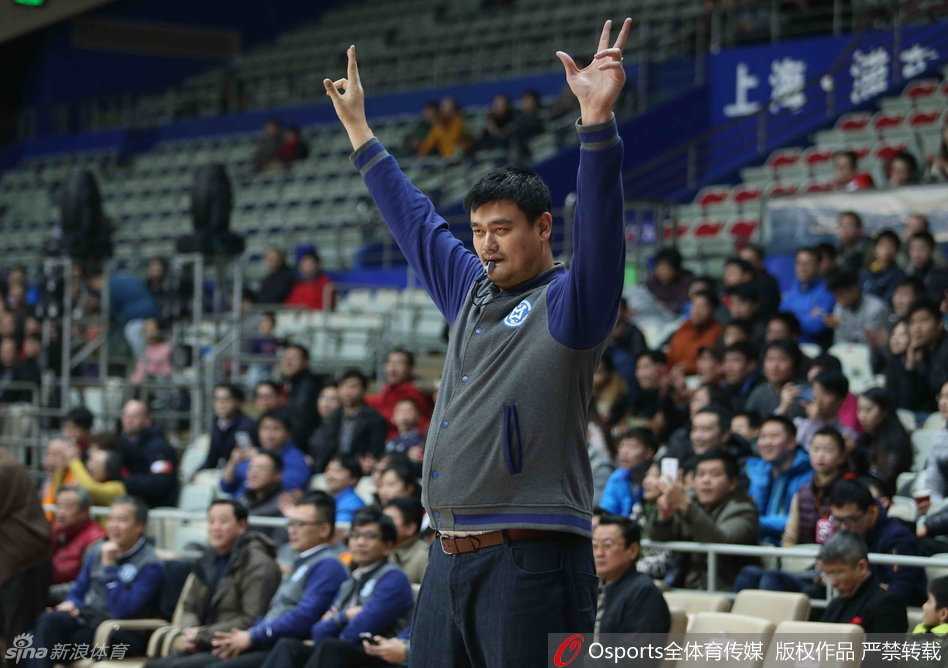 大鲨鱼二十周年老友记 姚明客串裁判获封“姚黑哨” 姚明与身着复古球衣的70后传奇队成员们并肩而立,留下了这张珍贵的二十周年大合影,记录下历史的一刻