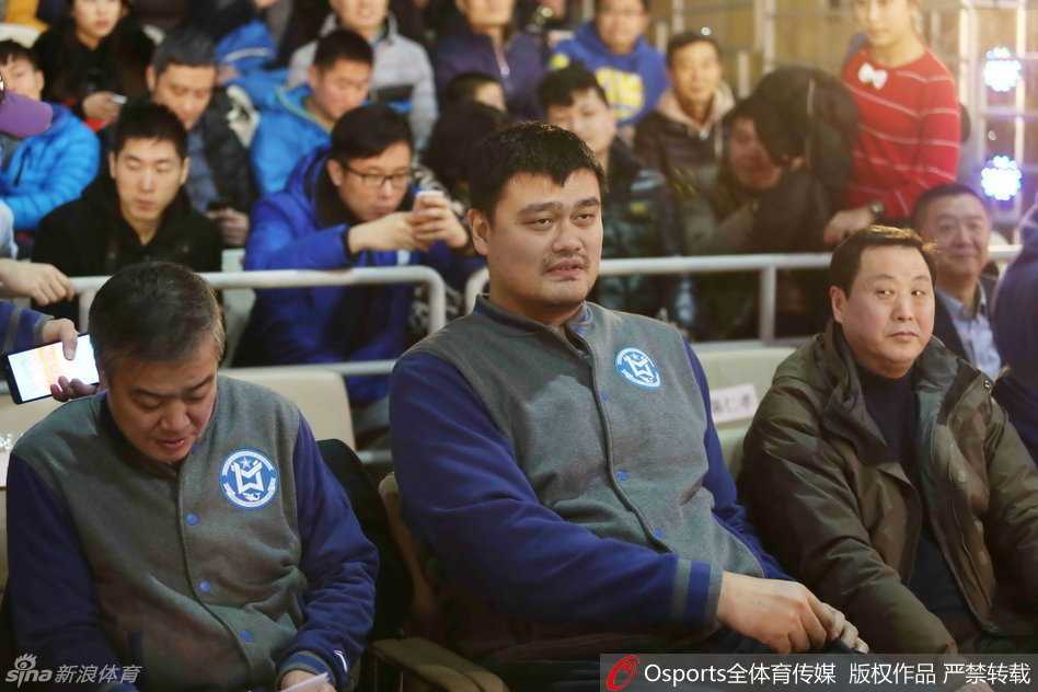 大鲨鱼二十周年老友记 姚明客串裁判获封“姚黑哨” 身高出众的姚明在场上执法时显得格外醒目,他正专注地盯着场上队员的一举一动,表情严肃又带着一丝笑意