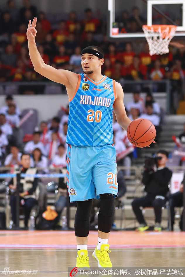 李根如重型坦克般持球杀入禁区，面对补防的球员毫无惧色，肌肉碰撞的瞬间仿佛能听到闷响，展现着国产锋线最强的冲击力。