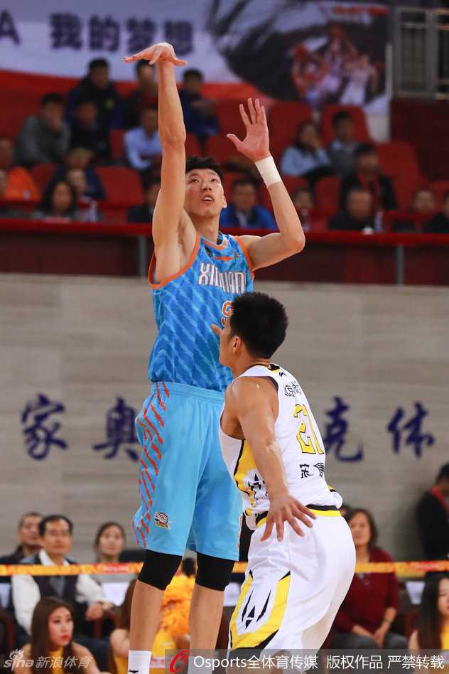 安德雷·布拉切沉入禁区，用敦实的背部牢牢卡住防守者，他持球指挥着队友跑位，仿佛一位在低位运筹帷幄的指挥官，准备随时发起致命一击。