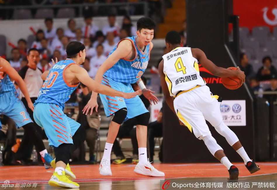 皮球在人群中失控弹起，至少三名球员瞬间倾倒，在地板上扭作一团，手臂与手臂交织，眼神死死锁定皮球，迸发出对胜利最原始的渴望。