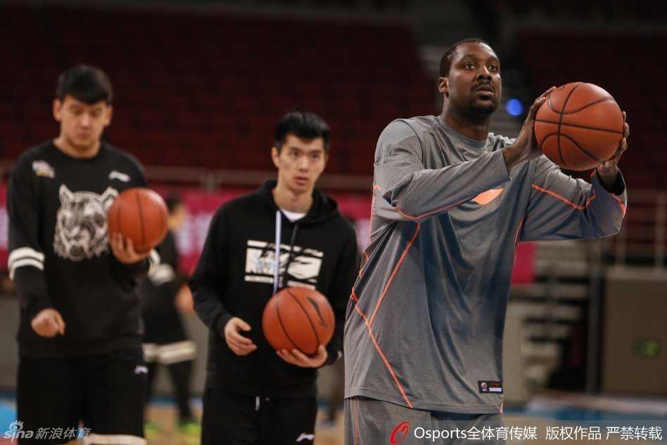 内线巨塔布莱切在训练师陪同下进行投篮加练，神情专注，试图找回最佳的投篮手感