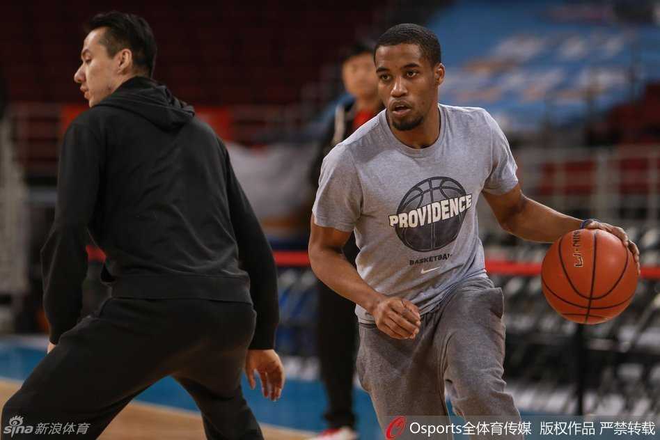 小外援科顿在高速运球训练中眼神犀利，专注地观察着前方，准备突破防守
