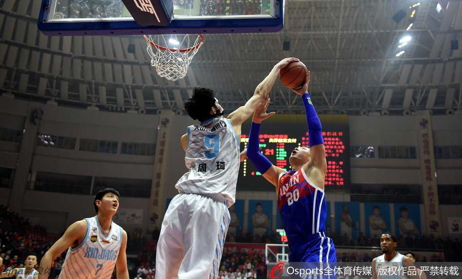 天山之巅的钢铁长城:回看新疆男篮那场血性与荣耀的季后赛史诗 李根戴上了标志性的防护面具,双眸透过面具散发出凛冽的寒光,宛如古战场上的铁面武士,准备给对手致命一击。