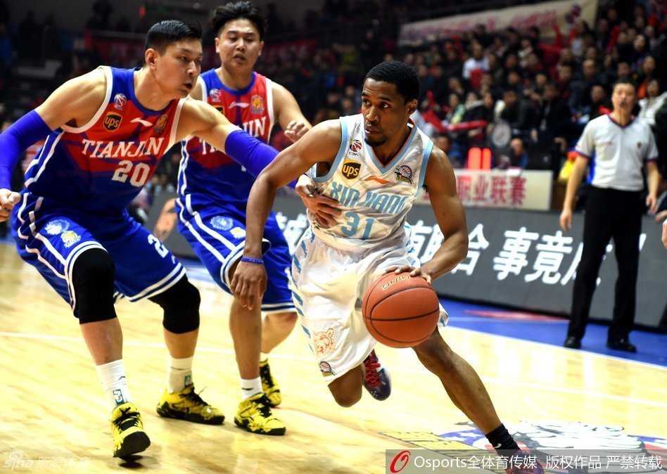 天山之巅的钢铁长城:回看新疆男篮那场血性与荣耀的季后赛史诗 新疆外援科顿如一道银色闪电掠过防守,他压低重心完成了一次坚决的个人突破,撕裂了对手精心布置的防线。