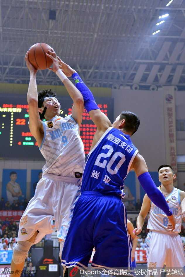 天山之巅的钢铁长城:回看新疆男篮那场血性与荣耀的季后赛史诗 篮球在篮筐上颠簸,刹那间人仰马翻,周琦与俞长栋在肌肉丛林里舍命拼抢篮板,只为把球权留在天山脚下。