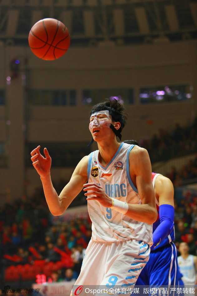 天山之巅的钢铁长城:回看新疆男篮那场血性与荣耀的季后赛史诗 西热力江在场边摩拳擦掌,眼神中燃烧着对胜利的渴望,随时准备登场用撕咬式的防守改变比赛走势。