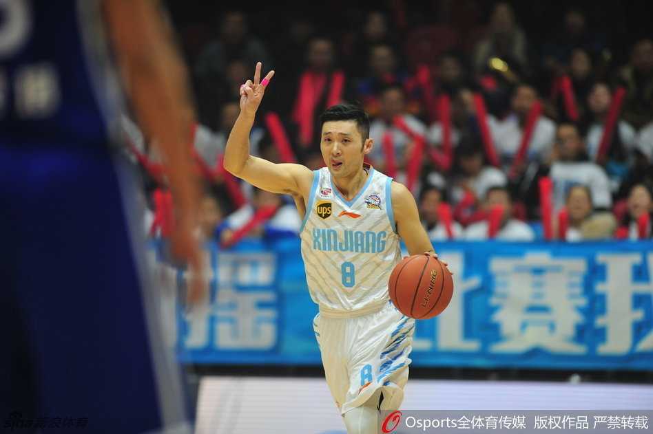 天山之巅的钢铁长城:回看新疆男篮那场血性与荣耀的季后赛史诗 周琦跃起单手将马布里的上篮扇飞,这记排球大帽让全场沸腾,展现出他作为禁区守护神的统治力。