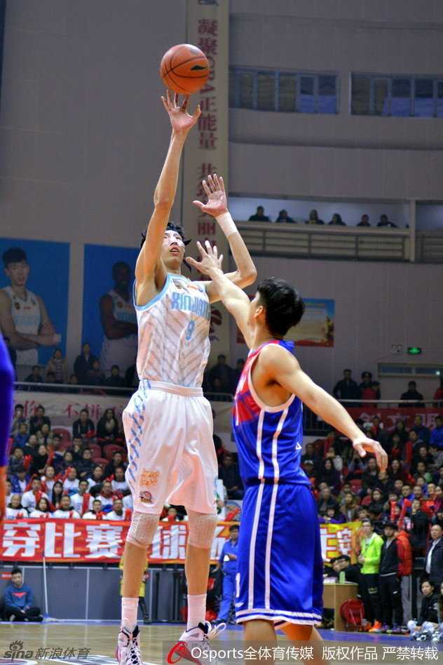 天山之巅的钢铁长城:回看新疆男篮那场血性与荣耀的季后赛史诗 刘炜弯腰控球,用经验指挥着全队的跑位,这位老将的大脑是新疆男篮最可靠的战术发起点。