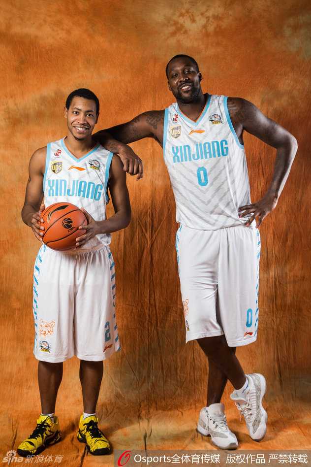 天山再聚飞虎英豪:新疆男篮新赛季启航 锋线群英会,李根与可兰白克领衔,构筑起球队最坚固的侧翼防线。