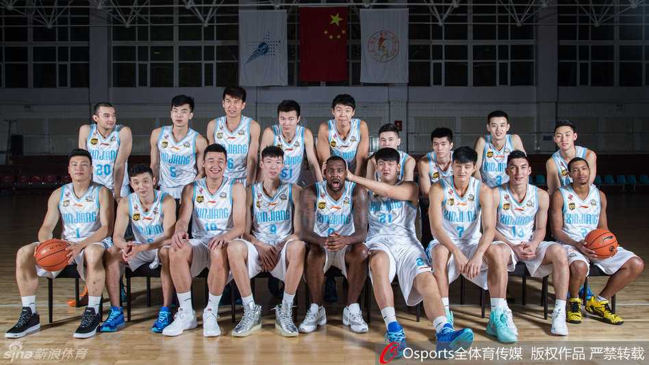 天山再聚飞虎英豪:新疆男篮新赛季启航 天山脚下,飞虎全家福,眼神中满是对新赛季的渴望与坚定。