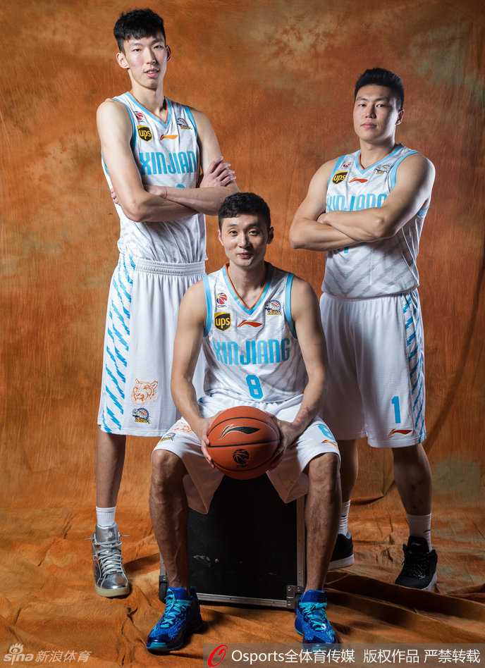天山再聚飞虎英豪:新疆男篮新赛季启航 最后的合练,周琦与队友们目光如炬,新的大幕即将拉开。