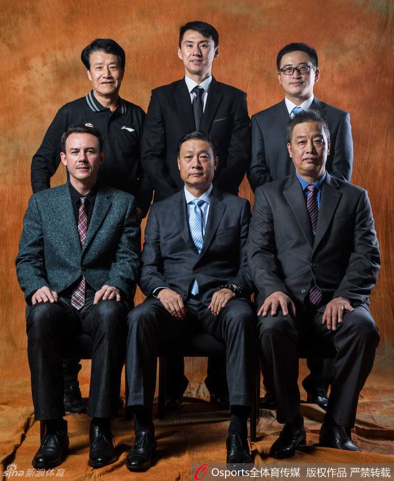 天山再聚飞虎英豪:新疆男篮新赛季启航 飞虎将士们肩并肩,西热力江与王子瑞等人在训练中展现兄弟情深。