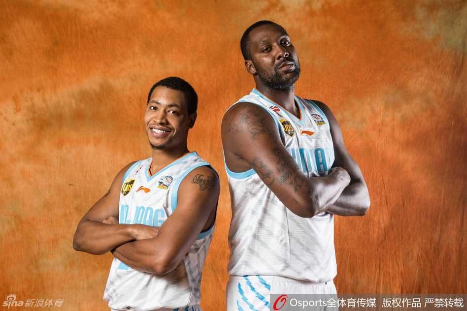 天山再聚飞虎英豪:新疆男篮新赛季启航 后场双能卫们集结,古德洛克与刘炜将掌控球队进攻节奏。