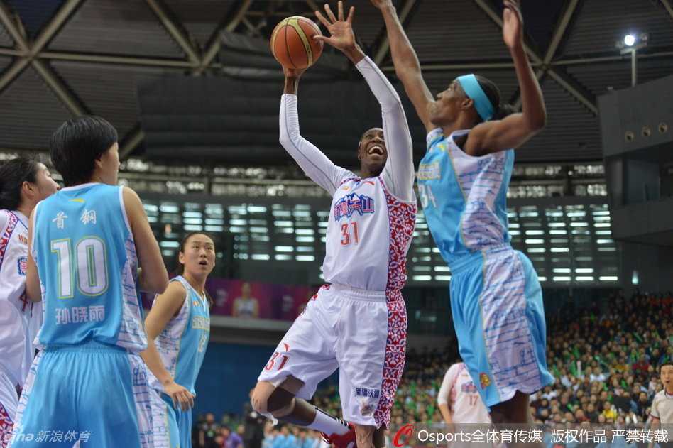 福尔斯与查尔斯在禁区形成铁锁横江之势，眼神交汇中迸发火药味，肌肉碰撞的声响仿佛穿透画面