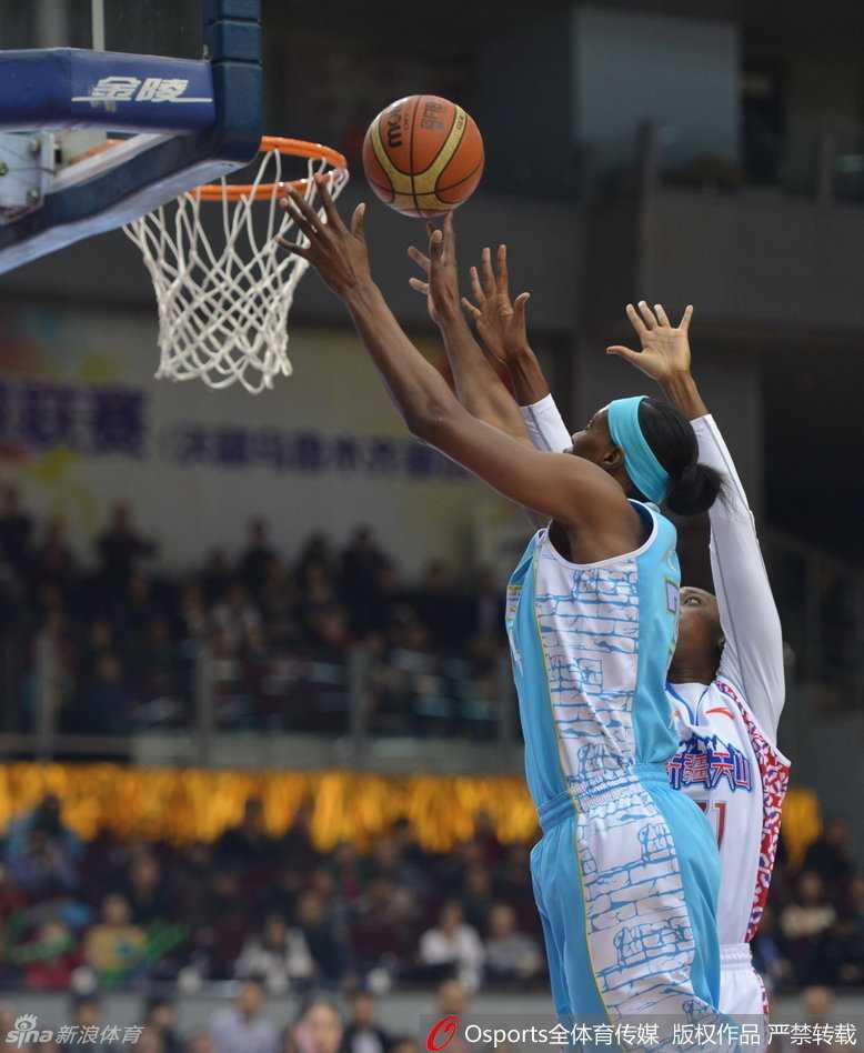 北京女篮众将如众星捧月，将获胜功臣福尔斯团团围住，共同庆祝这场客场的艰难胜利