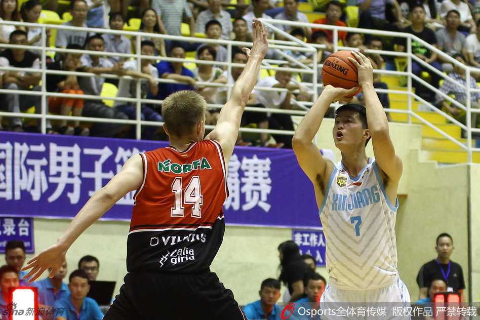 天山剑客耀仁怀:可兰白克抗韩风暴中写就冷血杀手传奇 比赛大局已定,可兰白克嘴角挂着微笑与队友击掌相庆,眼中闪烁着胜利的喜悦和对未来的无限憧憬。