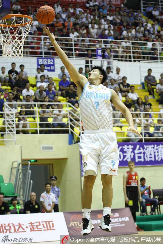 天山剑客耀仁怀:可兰白克抗韩风暴中写就冷血杀手传奇 哨声响起,可兰白克在对抗后失去重心摔倒在地,但他第一时间伸出的手并非索要犯规,而是寻找着身边的队友,准备起身继续投入战斗。