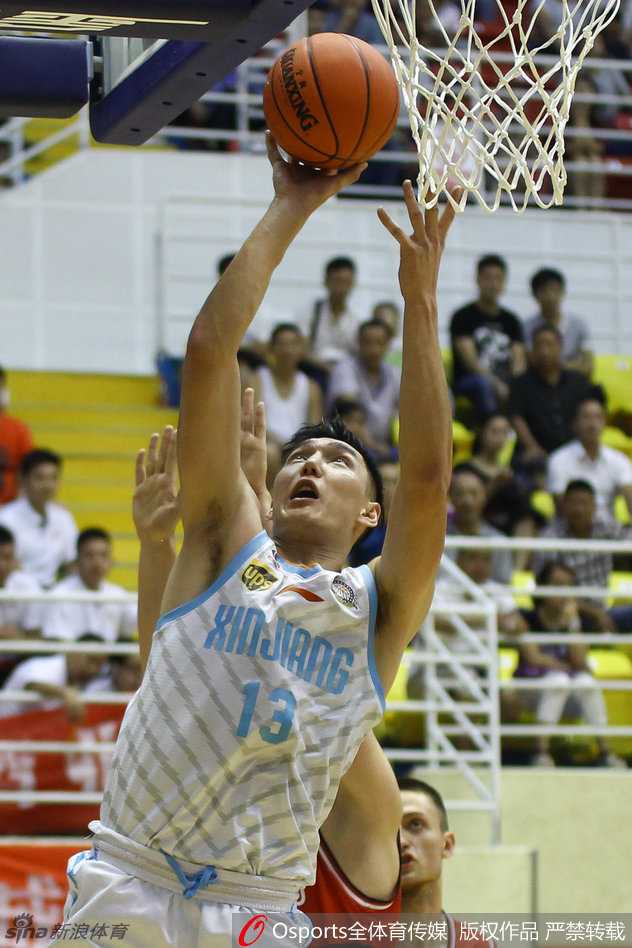 天山剑客耀仁怀:可兰白克抗韩风暴中写就冷血杀手传奇 进球后的可兰白克握拳怒吼,坚毅的面庞上写满了战斗的激情,汗水顺着发梢飞溅,映衬出此刻他内心燃烧的火焰。