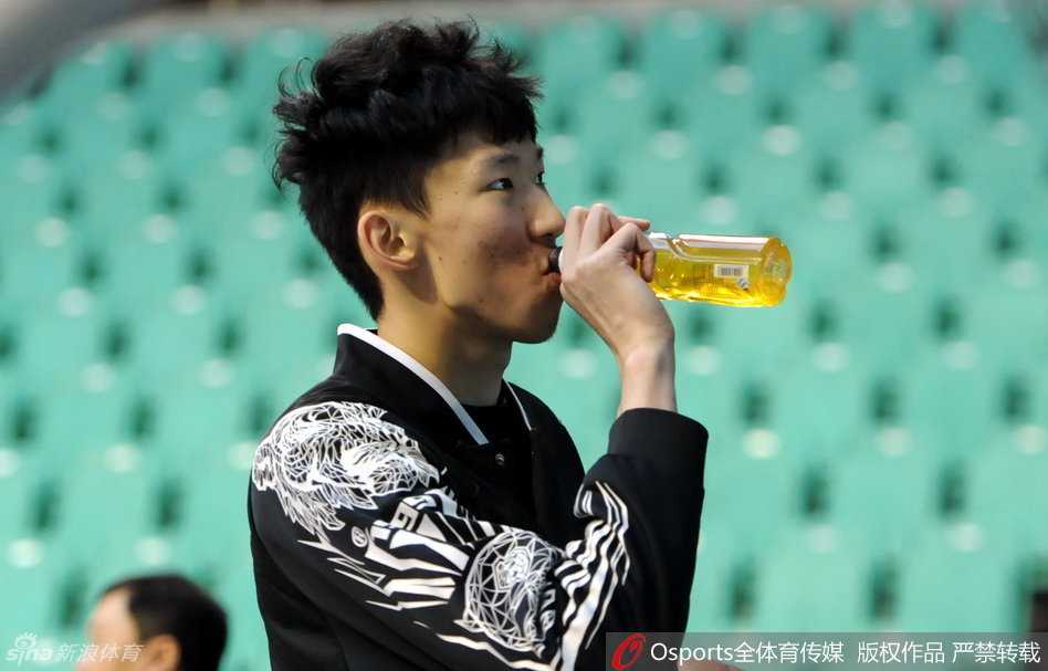 天山对决辽篮,群星闪耀时:二〇一五至二〇一六赛季CBA经典硝烟再忆 男篮新星周琦神态悠闲备战,举手投足间尽显核心球员的自信与松弛