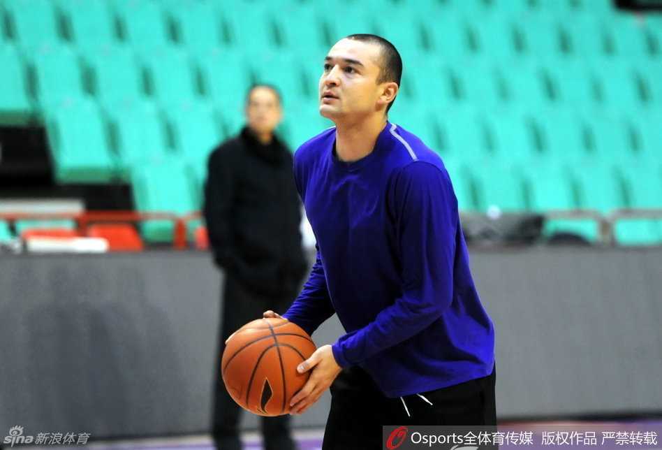 天山对决辽篮,群星闪耀时:二〇一五至二〇一六赛季CBA经典硝烟再忆 西热力江与古德洛克训练中认真沟通,新疆飞虎外线双枪蓄势待发