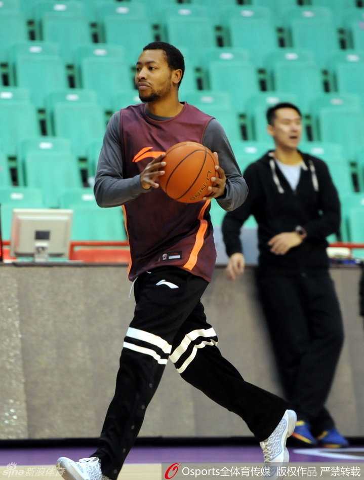 天山对决辽篮,群星闪耀时:二〇一五至二〇一六赛季CBA经典硝烟再忆 布莱切与李根训练间歇开怀交谈,新疆男篮两大攻击手面露轻松笑容