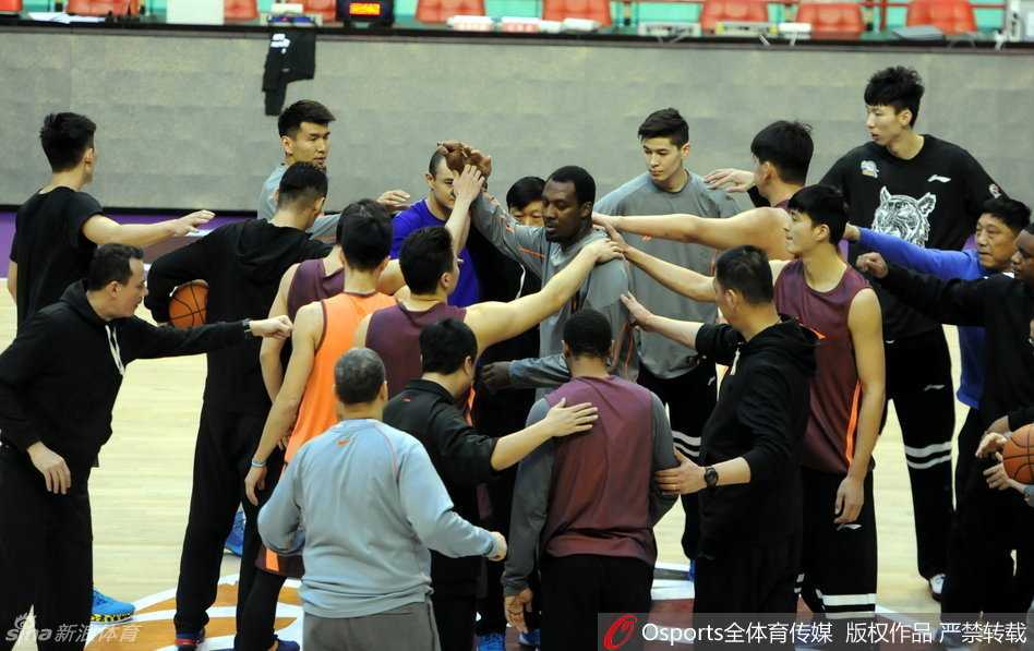 天山对决辽篮,群星闪耀时:二〇一五至二〇一六赛季CBA经典硝烟再忆 辽宁双塔韩德君杨鸣认真备战,郭士强与郭艾伦、哈德森在场边从容观训