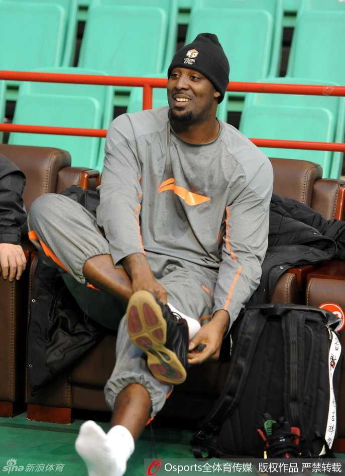 天山对决辽篮,群星闪耀时:二〇一五至二〇一六赛季CBA经典硝烟再忆 郭士强面露欣慰笑容,身后贺天举李晓旭郭艾伦状态火热,辽宁男篮士气高涨