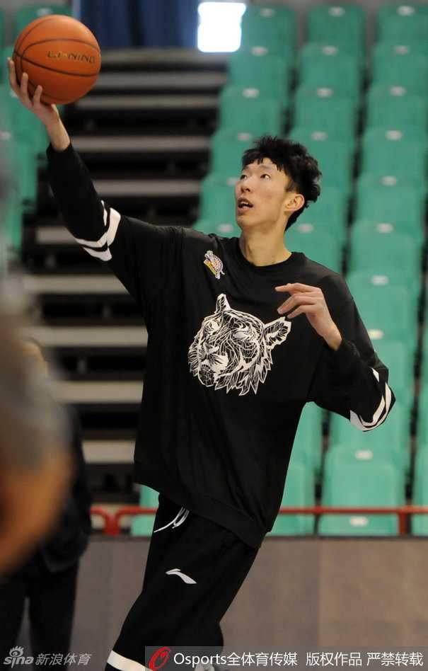 天山对决辽篮,群星闪耀时:二〇一五至二〇一六赛季CBA经典硝烟再忆 暖心一幕:女球迷向老将刘炜献花,致敬这位CBA传奇控卫的坚守