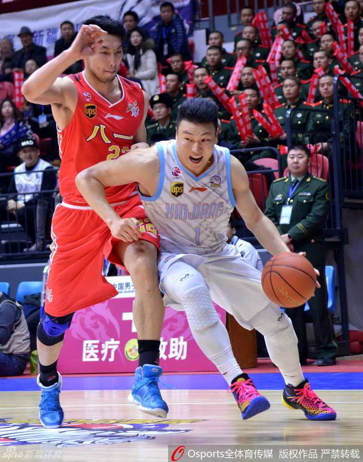 天山战鼓擂,飞虎啸甬江——回眸2016季CBA疆甬对决 李根犹如重型战车,强突八一防线,以雷霆万钧之势完成霸气暴扣,点燃红山体育馆。