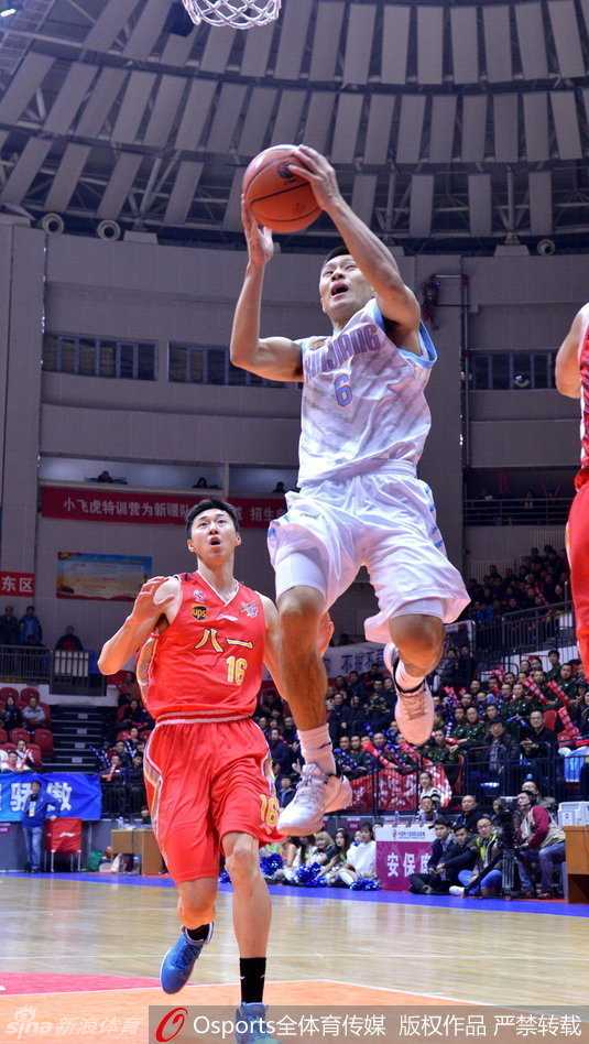 天山战鼓擂,飞虎啸甬江——回眸2016季CBA疆甬对决 场边运筹帷幄的“小诸葛”李秋平指导,正神情严肃地为球员讲解战术,调兵遣将。