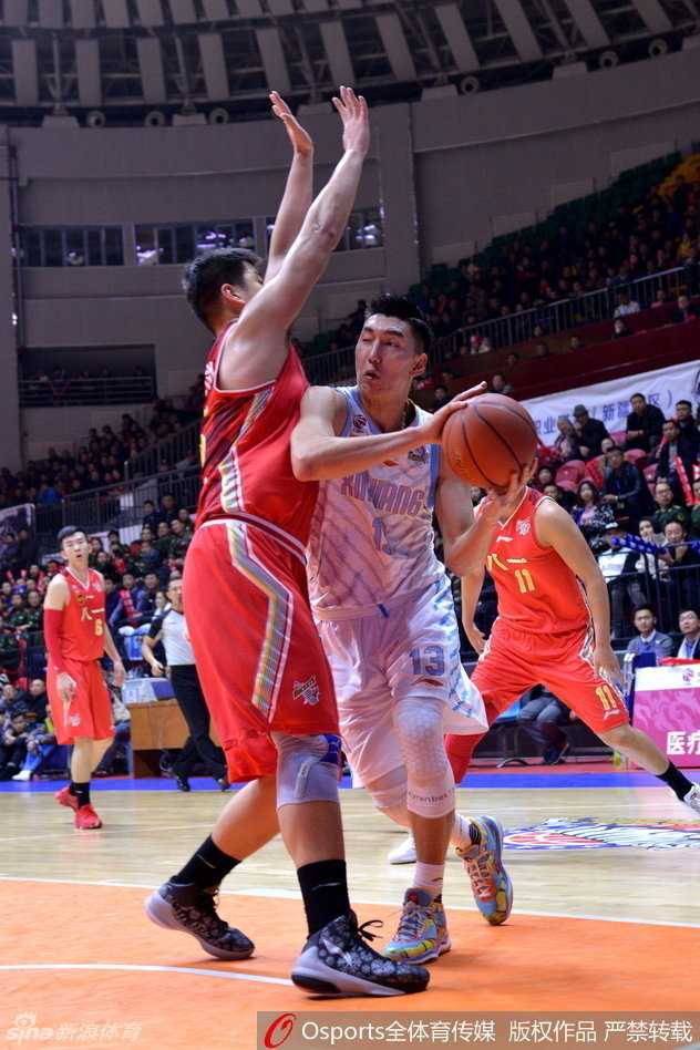 天山战鼓擂,飞虎啸甬江——回眸2016季CBA疆甬对决 在一次成功的强攻之后,李根站在罚球线上,神情专注,稳稳出手为球队再添分数。