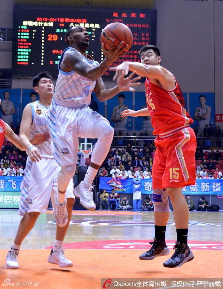 天山战鼓擂,飞虎啸甬江——回眸2016季CBA疆甬对决 周琦在篮下利用身高优势轻松上篮,彻底粉碎了八一队最后的追分希望。