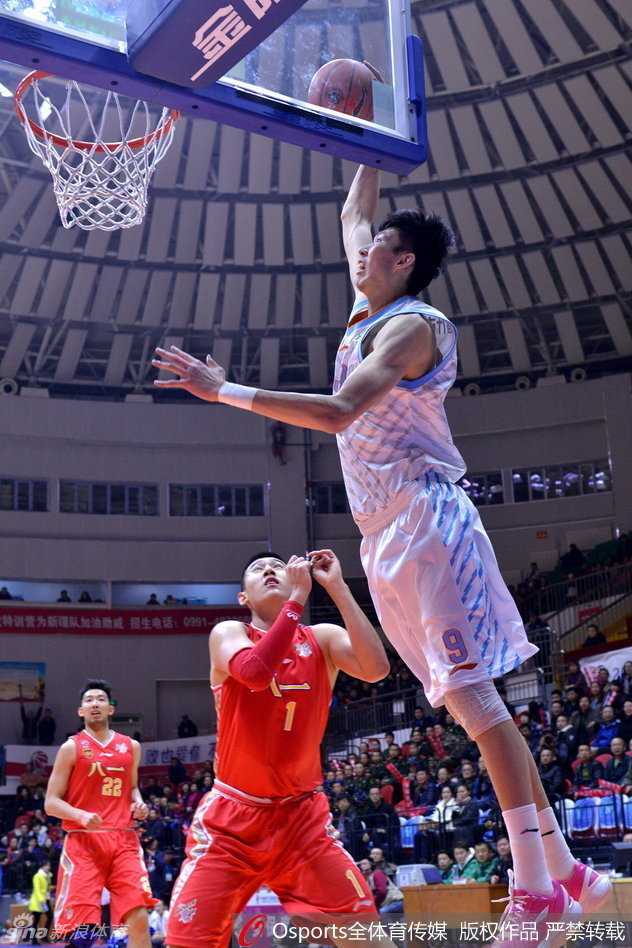 天山战鼓擂,飞虎啸甬江——回眸2016季CBA疆甬对决 八一队阿尔斯兰如利刃出鞘,坚决突破新疆防线,面对长人林立的禁区毫无惧色,直杀篮下。