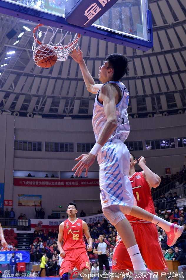 天山战鼓擂,飞虎啸甬江——回眸2016季CBA疆甬对决 亚当斯如灵蛇出洞,利用节奏变化摆脱防守,在八一队内线头顶上演飞身上篮好戏。