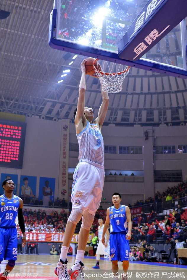 周琦如巨塔般贴身紧防对手，凭借惊人臂展形成一道无法逾越的屏障，令对手进攻受阻