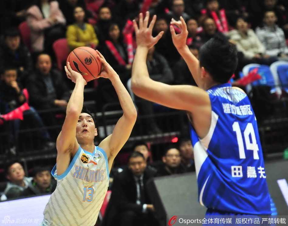 李根背身单打对方防守球员，利用强壮的身体挤开空间，准备翻身跳投。