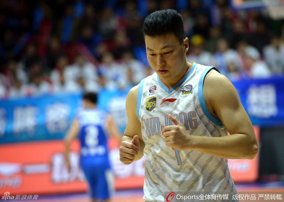 俞长栋奋力卡住位置，双手牢牢控制住篮球，展现出内线悍将的强硬姿态。