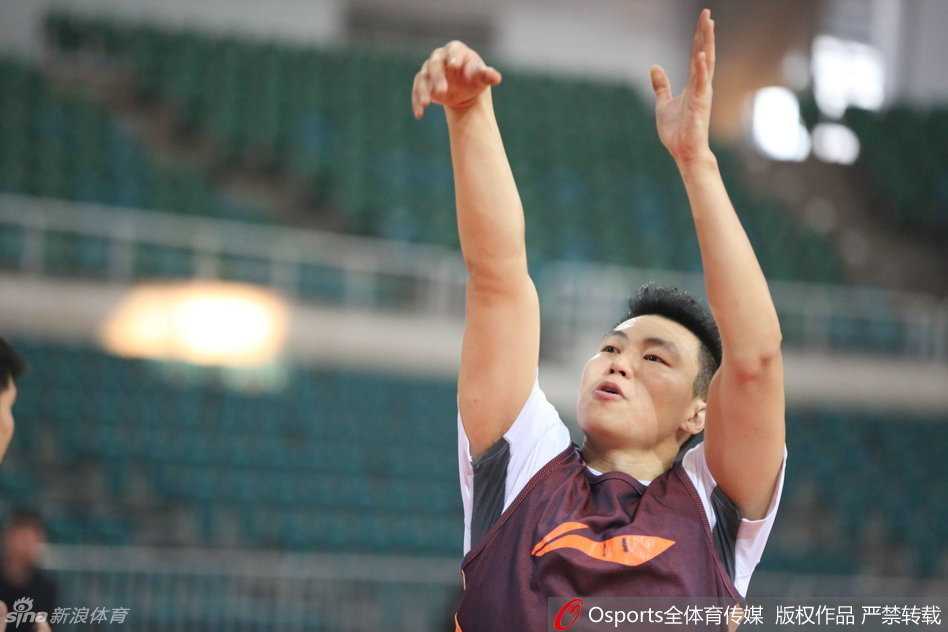 素以铁血防守著称的西热力江在热身时目光如炬，紧咬嘴唇，额头渗出细密汗珠，那股不服輸的拼劲仿佛能穿透照片直抵人心。