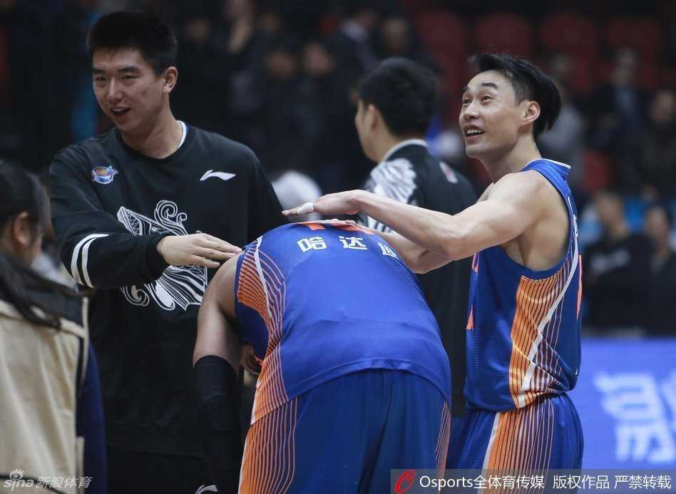 拼尽全力的西热力江在一次次突破中耗尽体能，最终痛苦地倒在地板上，眼神中满是不甘与落寞，他的身边是欢庆的四川队员，映衬出竞技体育的残酷。