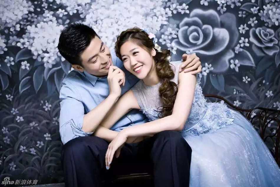 身高差28厘米的甜蜜定格，排球女将李莹在篮球硬汉徐磊的怀中显得格外娇小，两人相视而笑，眼里满是对未来生活的憧憬