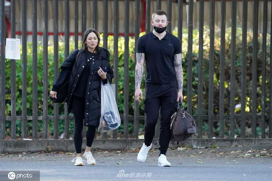 夕阳的余晖洒在皮蒂和搭档身上，两人结束排练后并肩而行，仿佛一对默契十足的舞台老友。