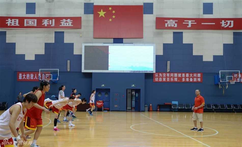 锋线悍将孙梦昕在低位持球单打赵志芳，她利用力量优势转身强行出手，训练中的对抗强度丝毫不亚于正式比赛。
