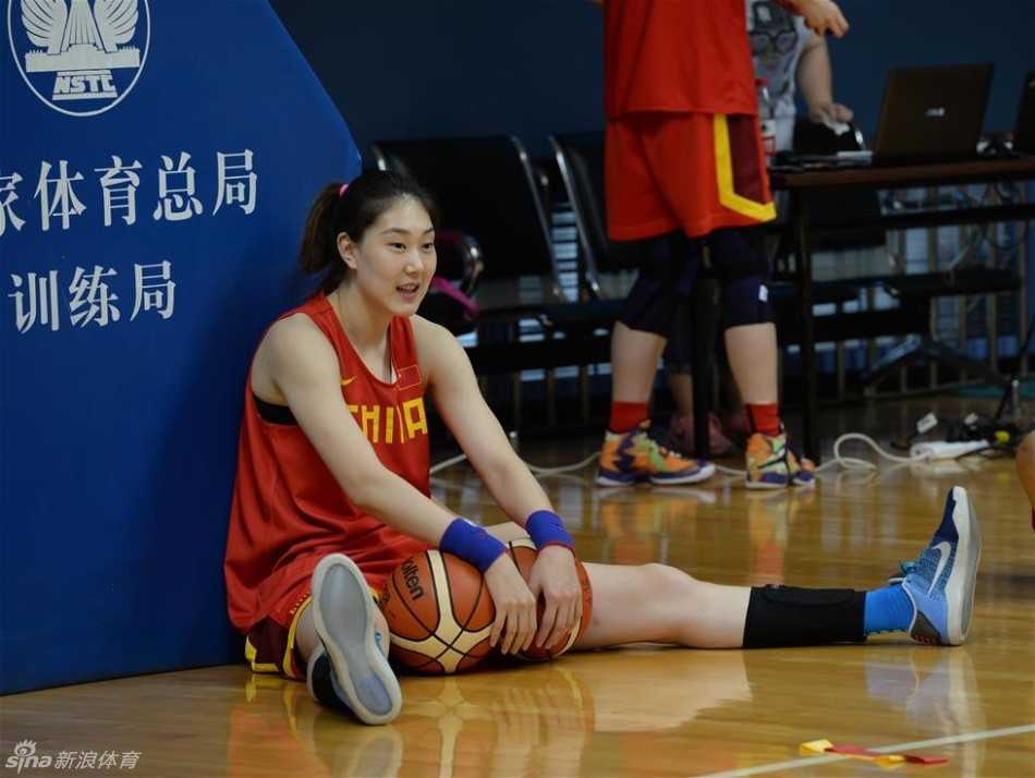 高颂在罚球线附近获得空位机会，她从容起跳，手腕轻柔拨球，篮球在空中划出一道完美的弧线直奔篮筐。